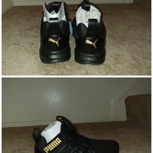 Black puma gym shoes.